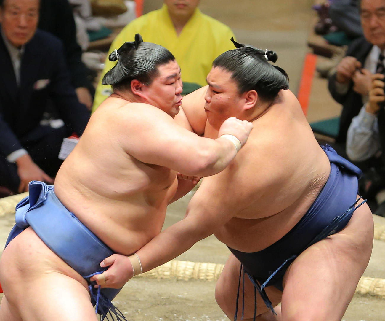 御嶽海（右）と激しく立ち合う正代（撮影・河田真司）