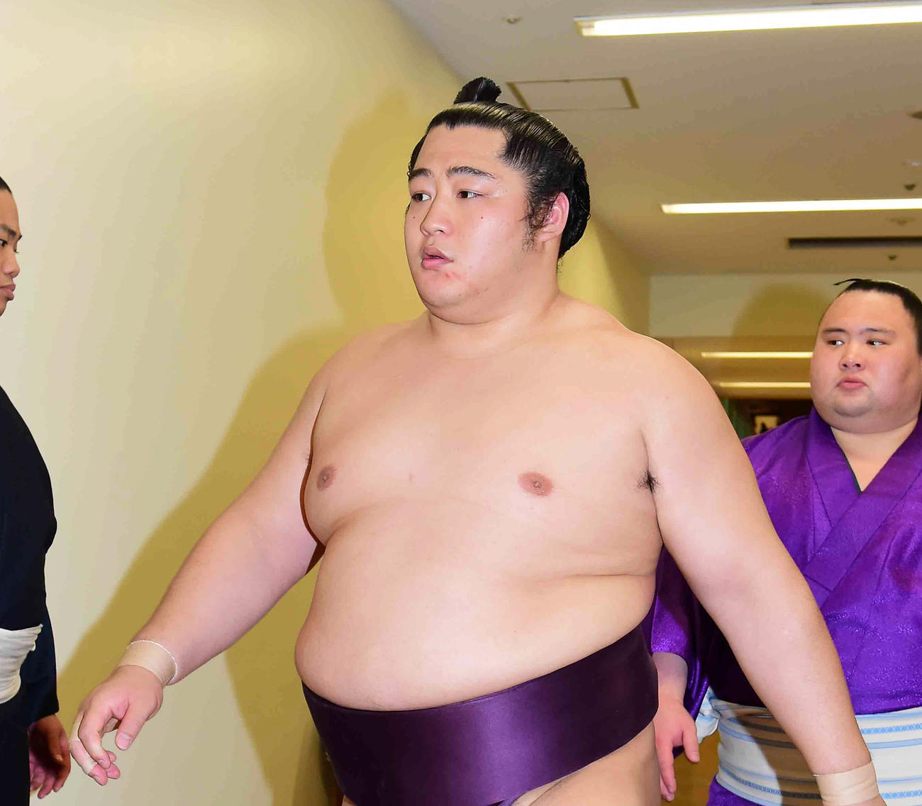 千秋楽の取組を終え花道を引き揚げる遠藤（撮影・小沢裕）