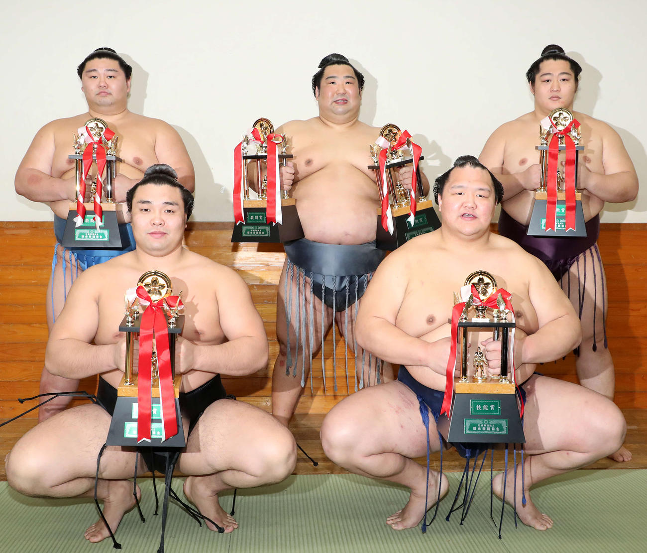 三賞の受賞者、前列左から敢闘賞の霧馬山、技能賞の北勝富士、後列左から敢闘賞の正代、殊勲賞と敢闘賞の徳勝龍、殊勲賞の遠藤（撮影・鈴木正人）