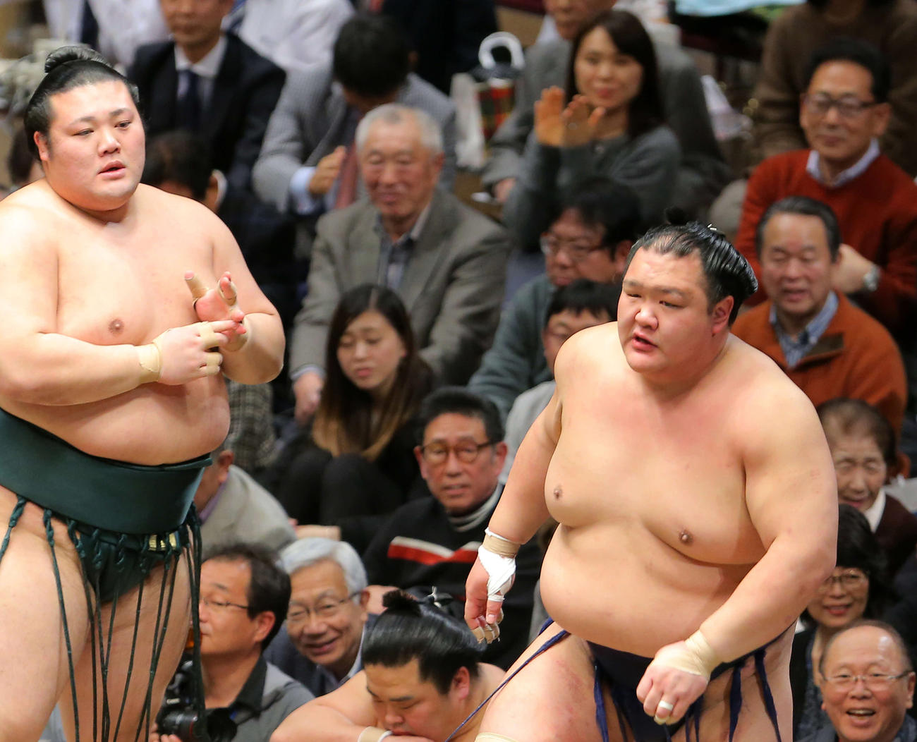 豊山（左）に敗れた北勝富士（撮影・河田真司）