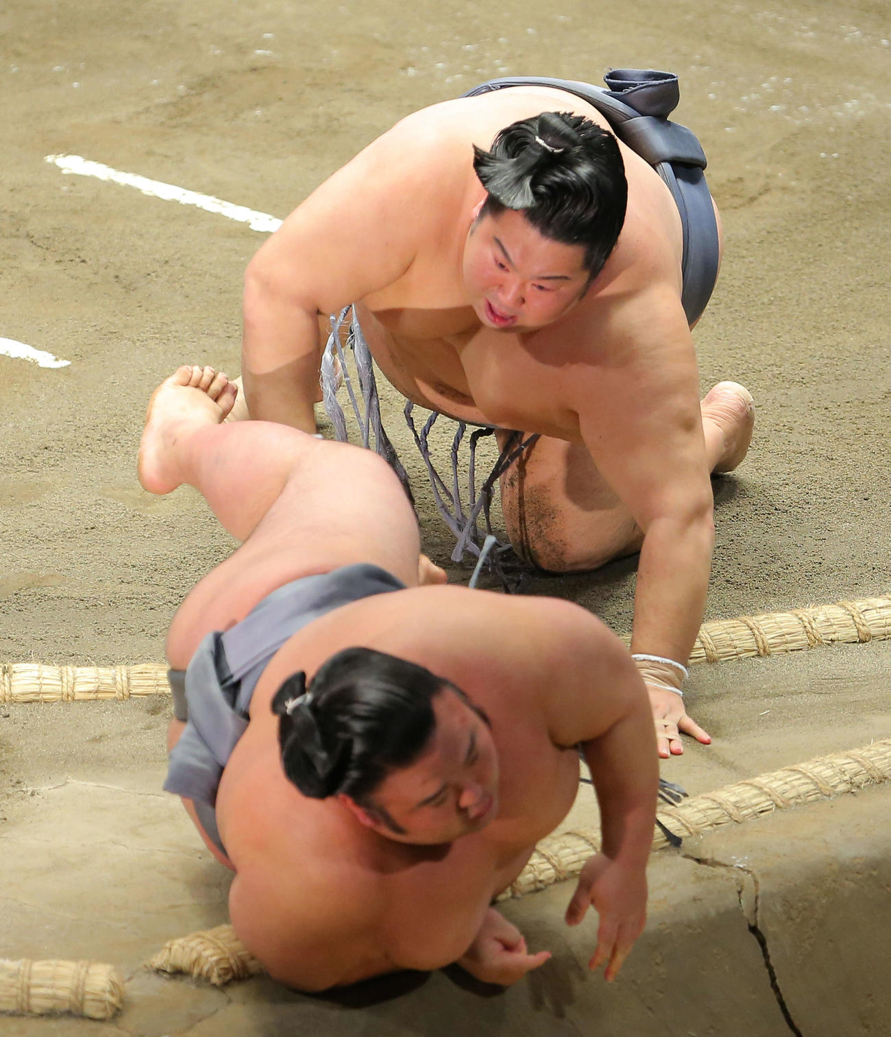 貴景勝（右）を寄り切りで破る徳勝龍（撮影・河田真司）