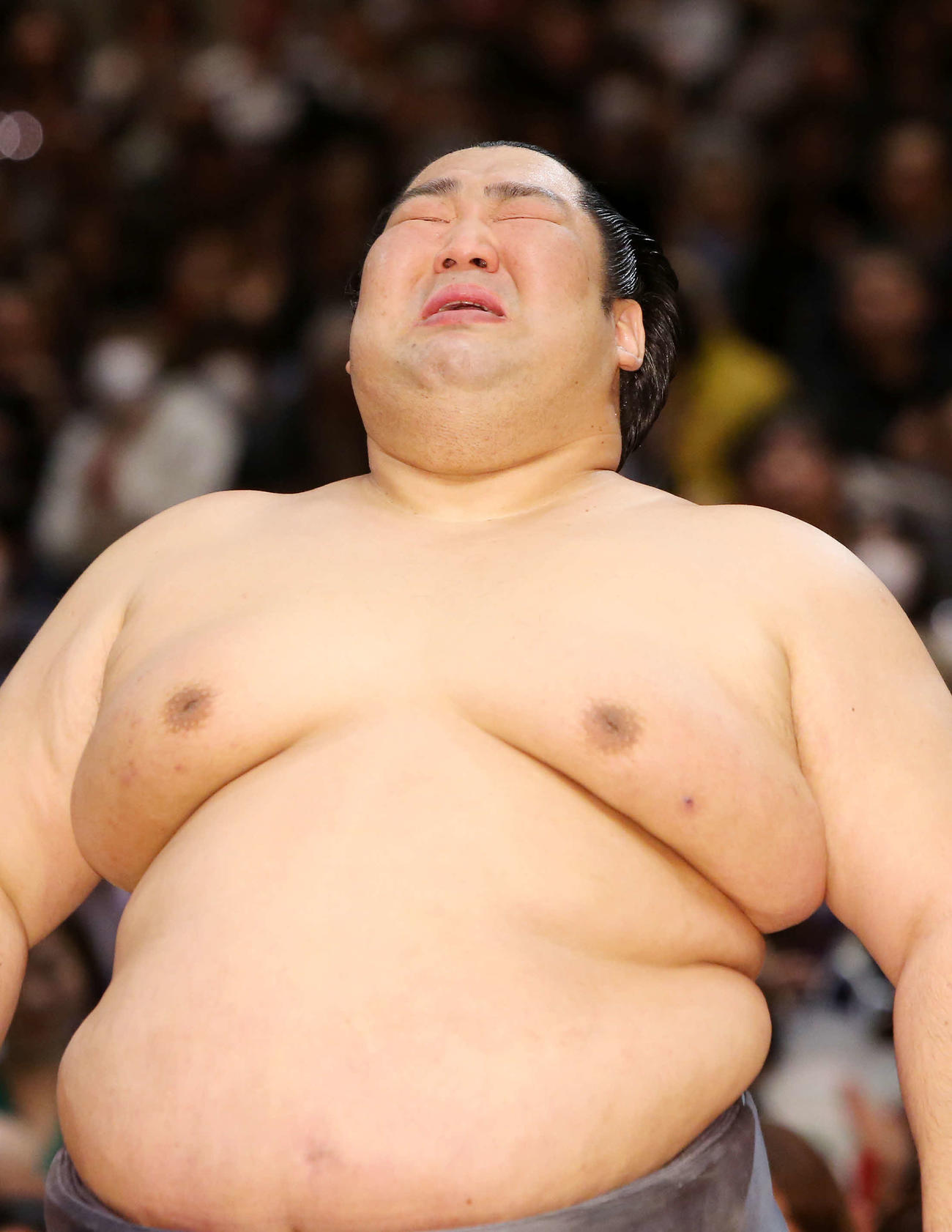 優勝インタビューで涙ぐむ徳勝龍（撮影・鈴木正人）