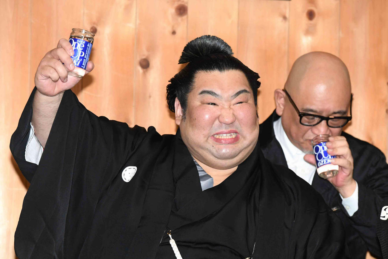 木瀬部屋での祝勝会でおどけた表情で乾杯する徳勝龍（撮影・小沢裕）