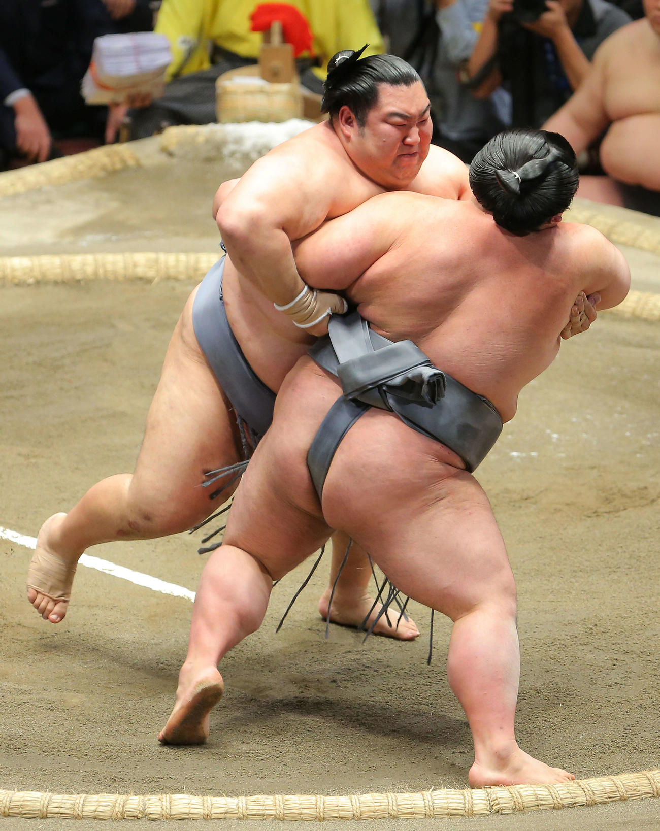 貴景勝（右）を力強く攻める徳勝龍（撮影・河田真司）