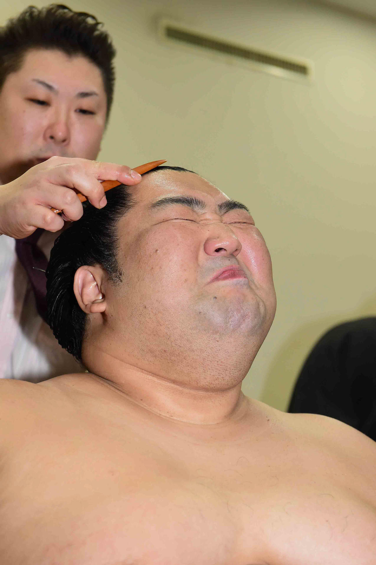 初優勝を決め支度部屋で感極まる徳勝龍（撮影・小沢裕）