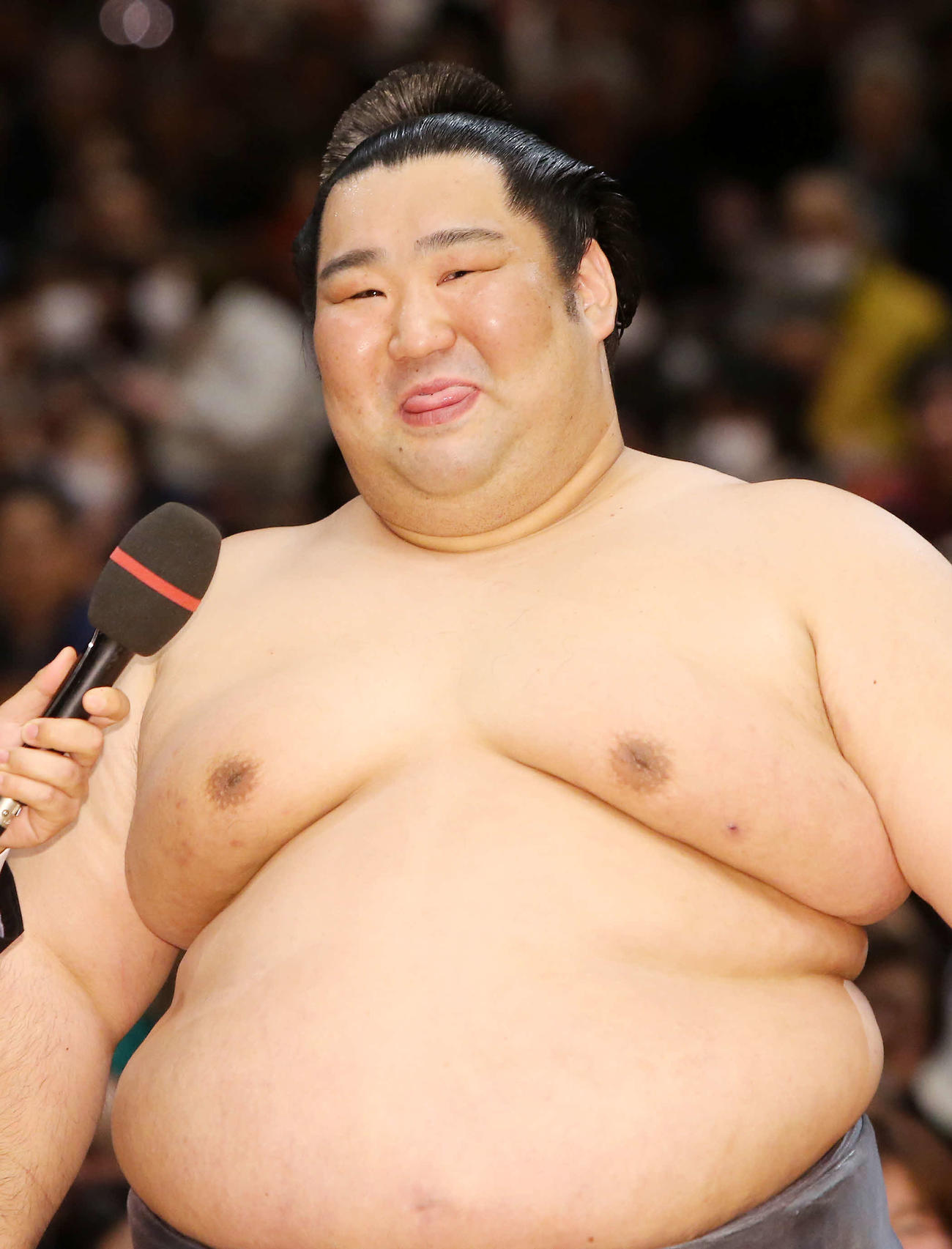 優勝インタビューで笑顔を見せる徳勝龍（撮影・鈴木正人）