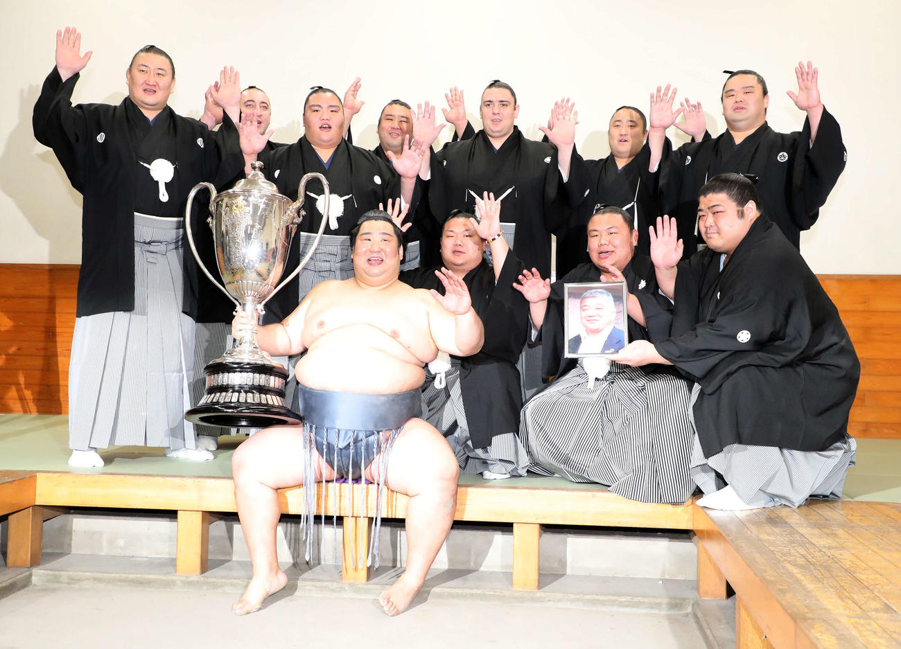 優勝しバンザイする徳勝龍と一門関取衆（撮影・鈴木正人）