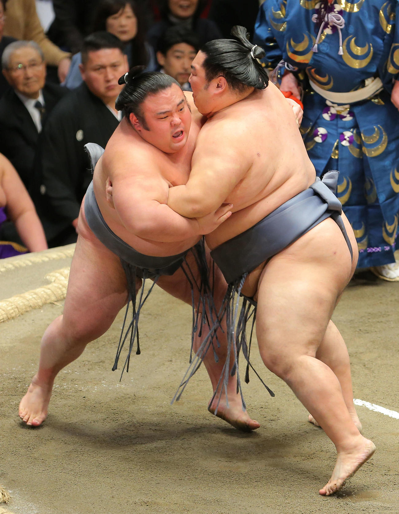 徳勝龍（右）の攻めに耐える貴景勝（撮影・河田真司）