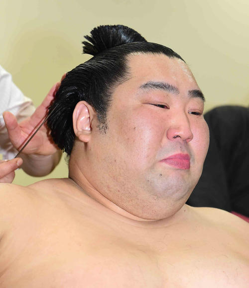 初優勝を決め支度部屋で感極まる徳勝龍(撮影・小沢裕)