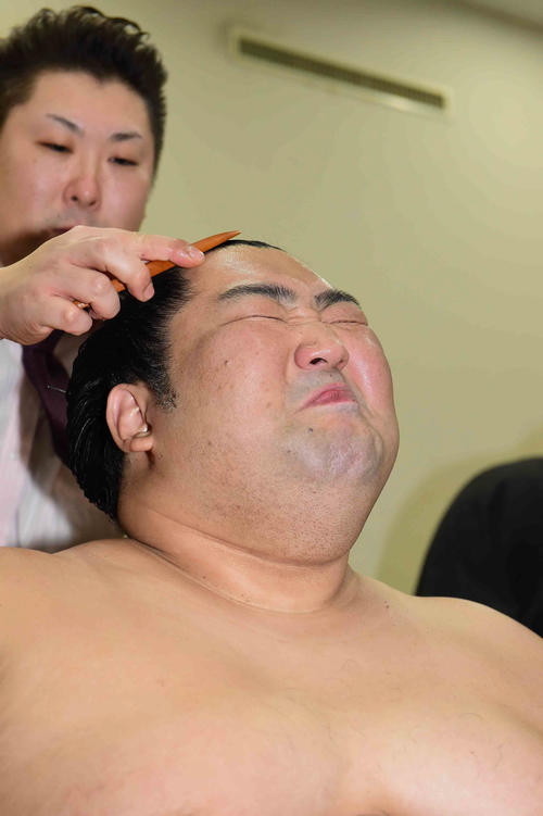 初優勝を決め支度部屋で感極まる徳勝龍(撮影・小沢裕)
