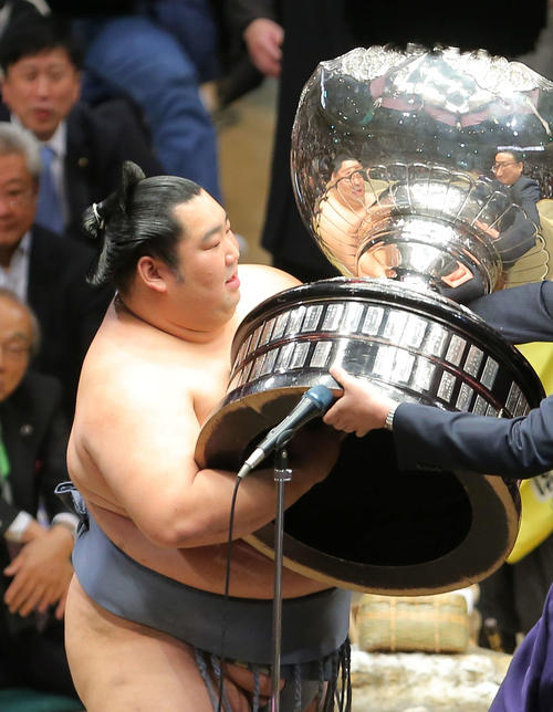 幕内優勝を飾り、内閣総理大臣杯を手にする徳勝龍(撮影・河田真司)