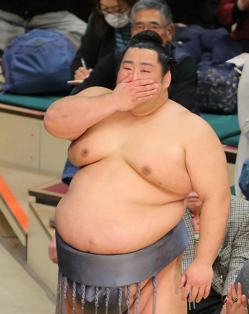 優勝インタビューで、亡き恩師で近大の伊東監督に向けメッセージを送り涙ぐむ徳勝龍(撮影・河田真司)