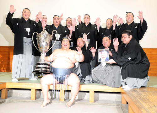 優勝しバンザイする徳勝龍と一門関取衆(撮影・鈴木正人)