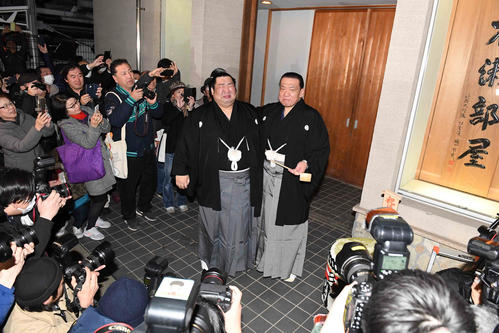 初優勝を飾った徳勝龍は詰め掛けた大勢の地元住民が見守るなか木瀬親方から水を付けられて感極まる(撮影・小沢裕)
