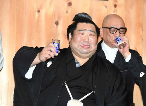 木瀬部屋での祝勝会でおどけた表情で乾杯する徳勝龍(撮影・小沢裕)
