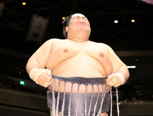 貴景勝を寄り切りで破り涙ぐむ徳勝龍(撮影・鈴木正人)