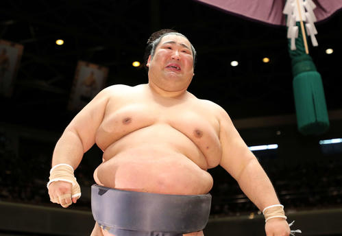 貴景勝を寄り切りで破り涙ぐむ徳勝龍(撮影・鈴木正人)