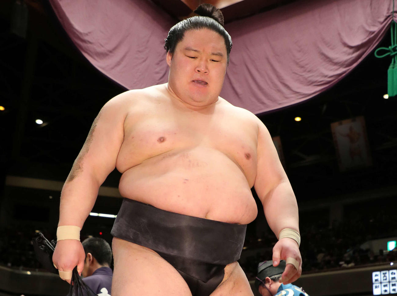 阿武咲に下手投げで敗れた豪栄道（撮影・鈴木正人）