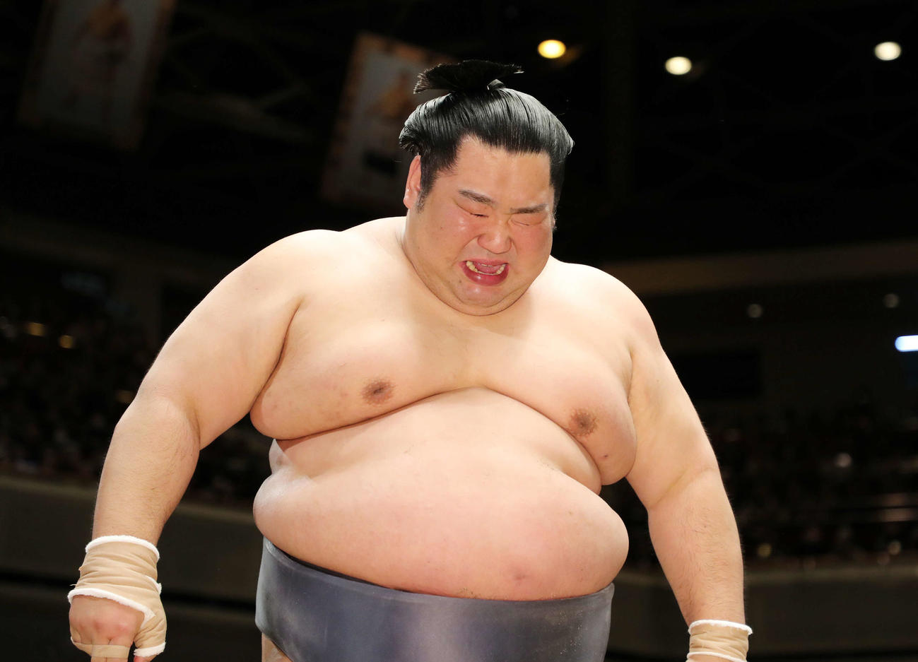 貴景勝を寄り切りで破り涙ぐむ徳勝龍（撮影・鈴木正人）