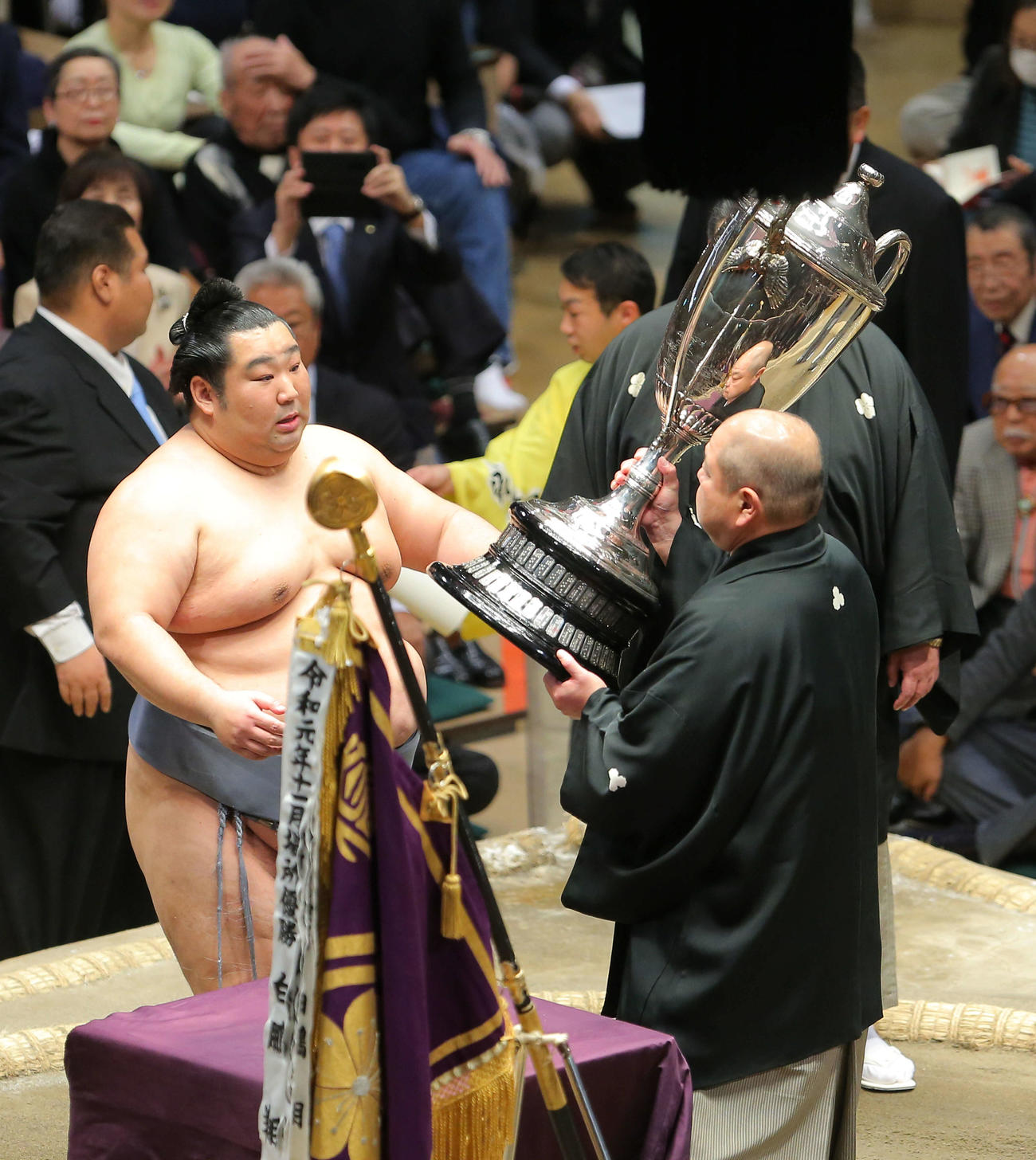 幕内初優勝を飾り、八角理事長（右）から優勝賜杯を受け取る徳勝龍（撮影・河田真司）