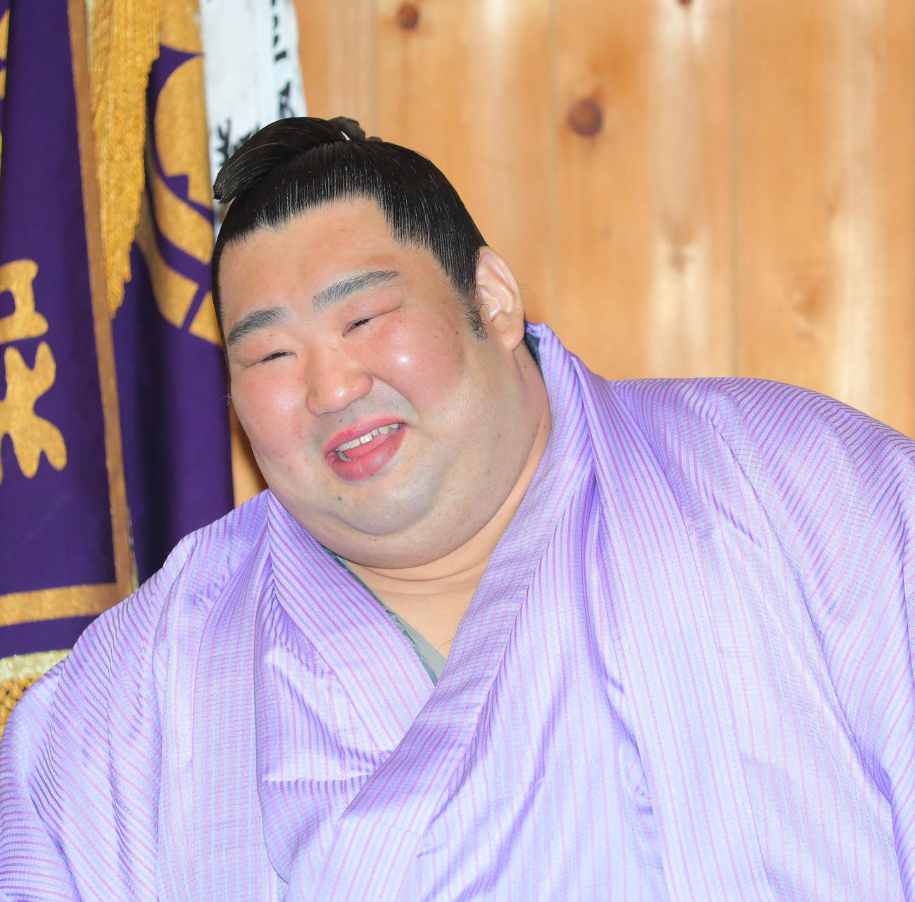 一夜明け会見で笑顔を見せる徳勝龍（撮影・河田真司）