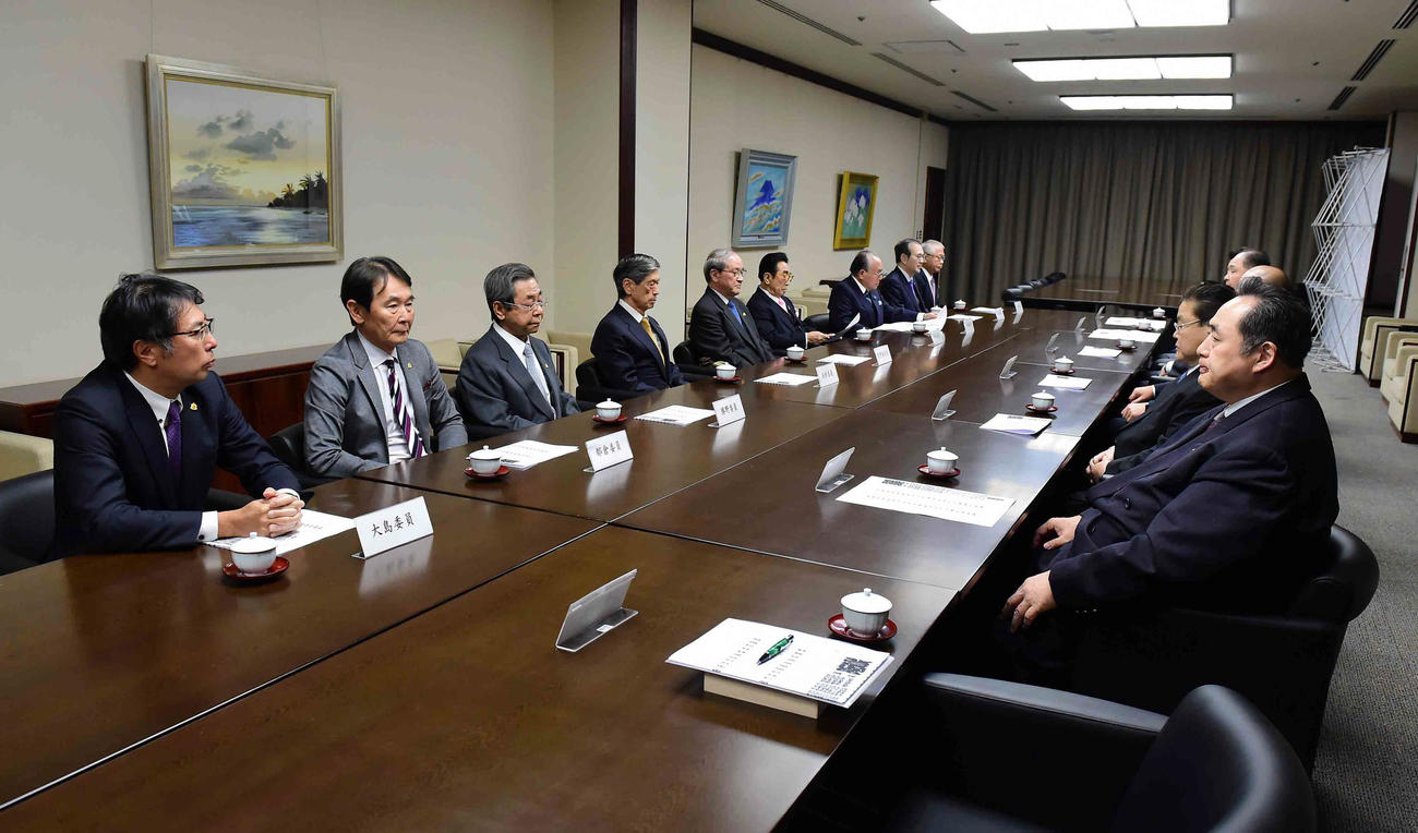 横綱審議委員会に臨む委員たち。左から5人目が矢野弘典委員長（撮影・小沢裕）