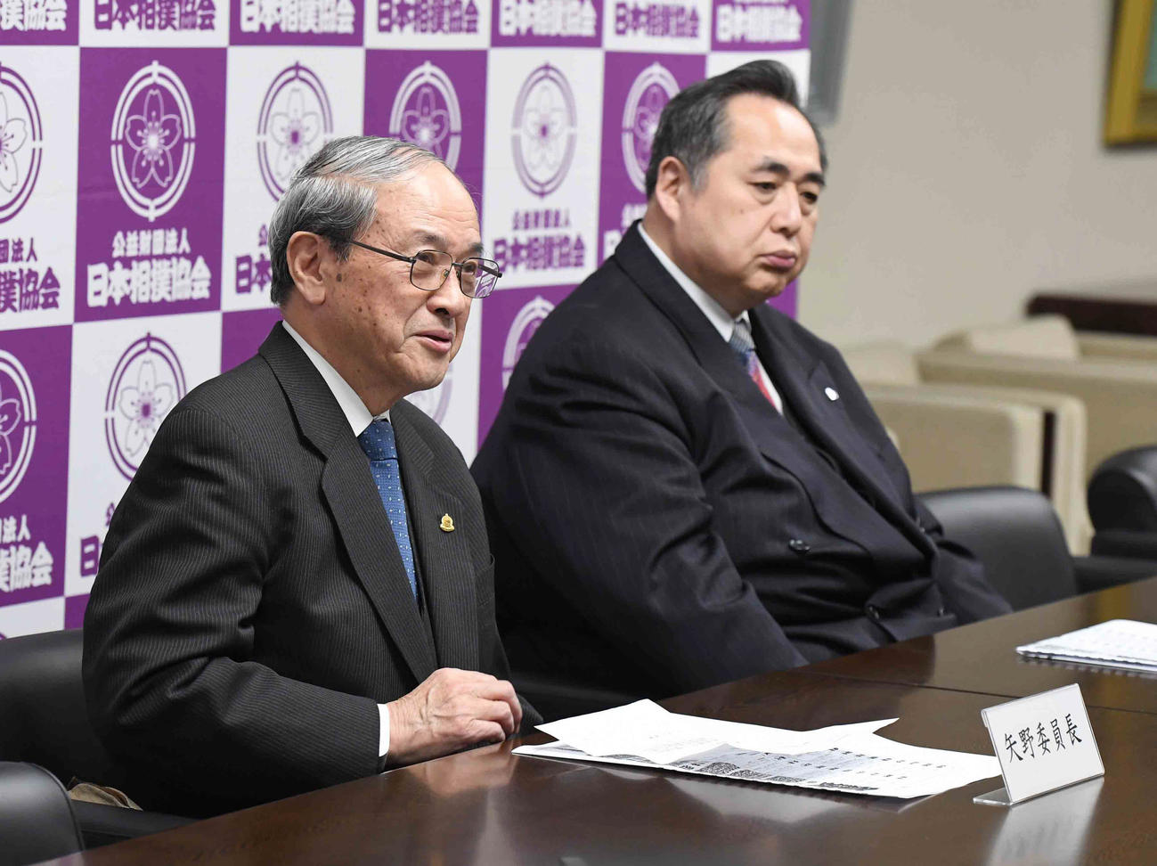 横綱審議委員会を終え会見に臨む矢野委員長。右は芝田山広報部長（撮影・小沢裕）