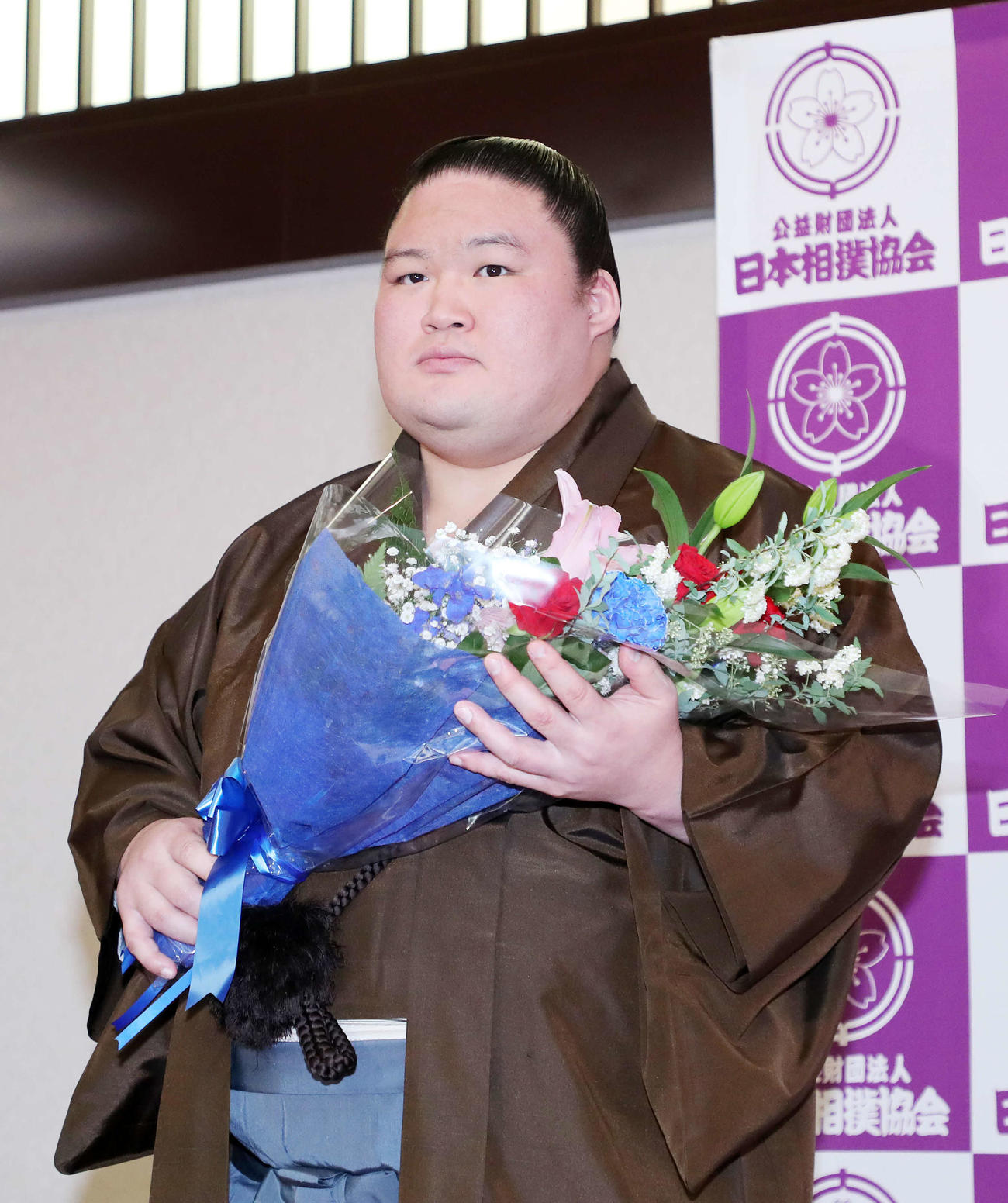 花束を受け取る元大関豪栄道の武隈親方（撮影・鈴木正人）