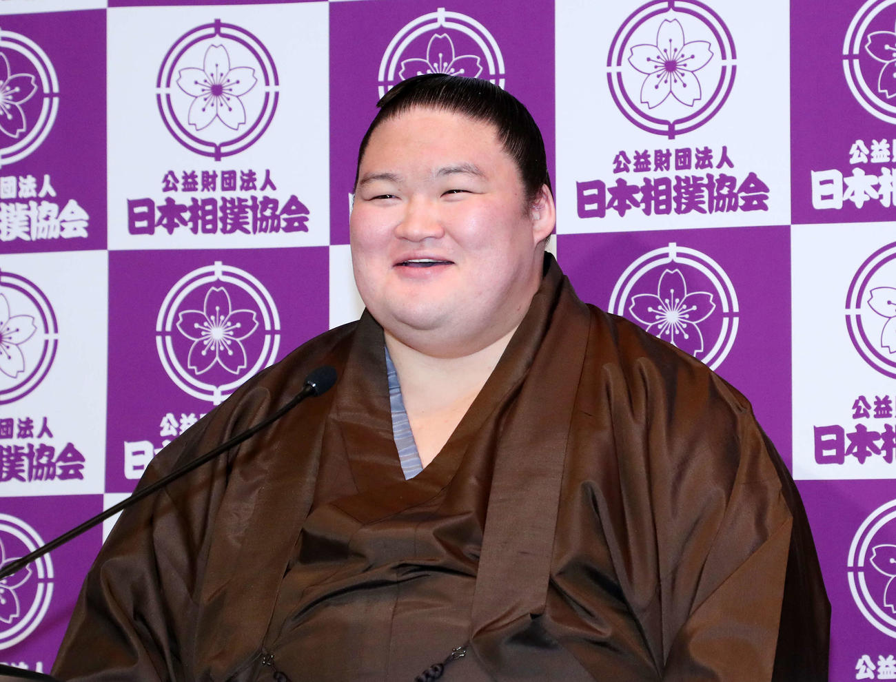引退会見で笑顔を見せる元大関豪栄道の武隈親方（撮影・鈴木正人）