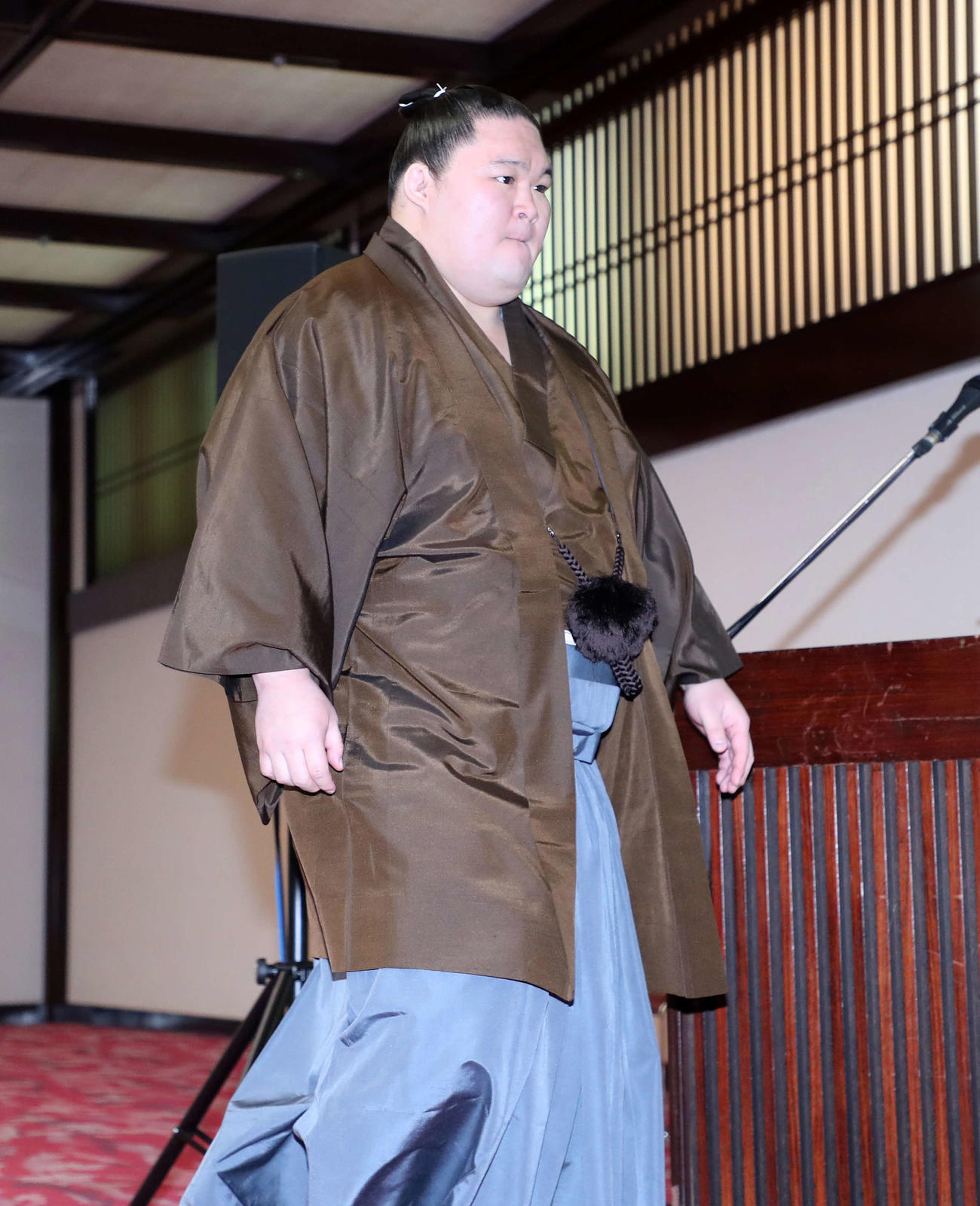 会場入りする元大関豪栄道の武隈親方（撮影・鈴木正人）