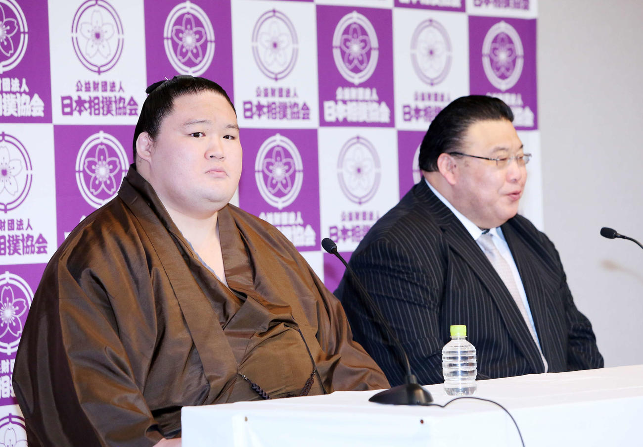 引退会見をする元大関豪栄道の武隈親方（左）と境川親方（撮影・鈴木正人）