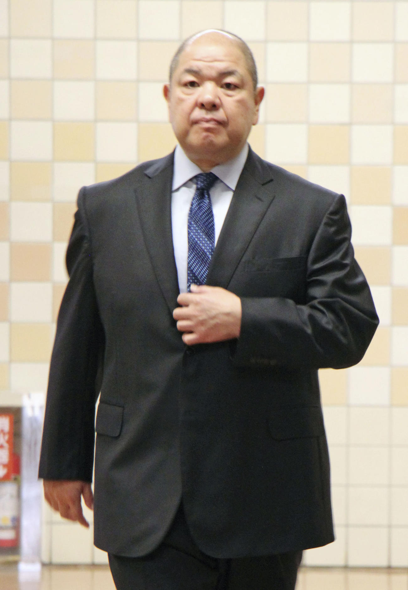 理事会に向かう八角理事長（共同）