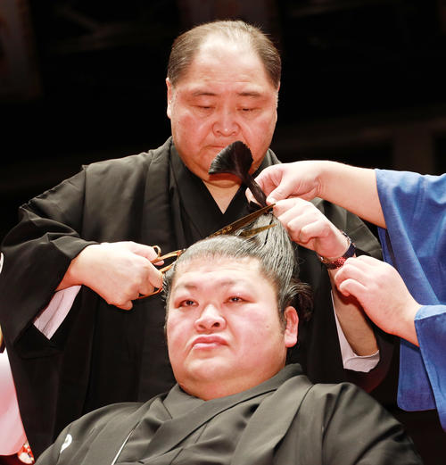 元関脇豪風が断髪式で涙 最後の取組 12歳長男と 大相撲写真ニュース 日刊スポーツ