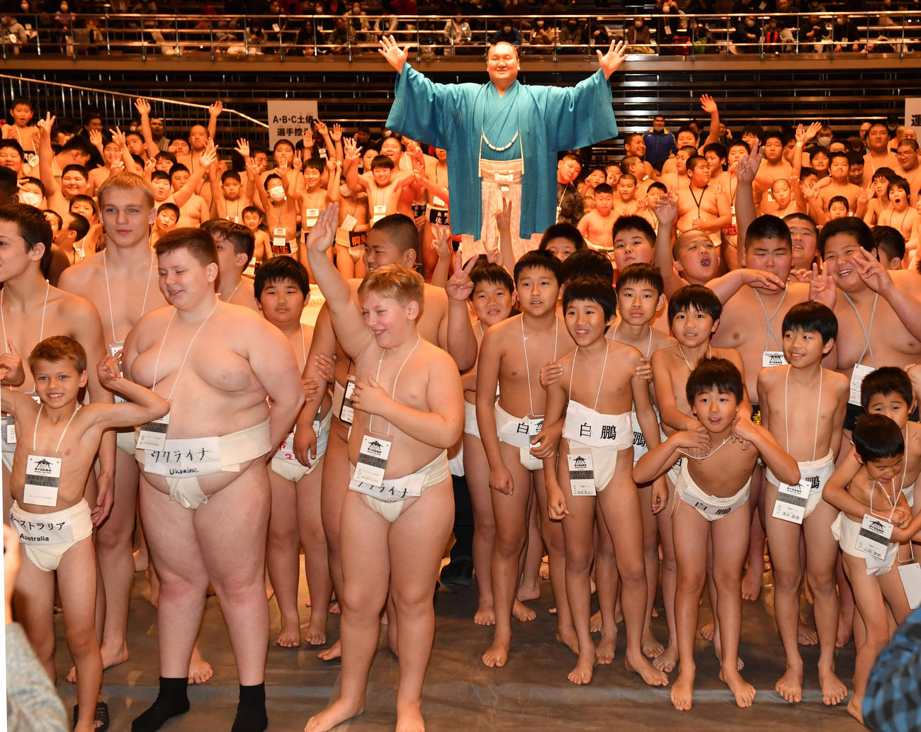 第10回白鵬杯の開会式で、記念撮影に納まる横綱白鵬と長男真羽人君（前列右から4人目）と相撲少年たち（撮影・柴田隆二）