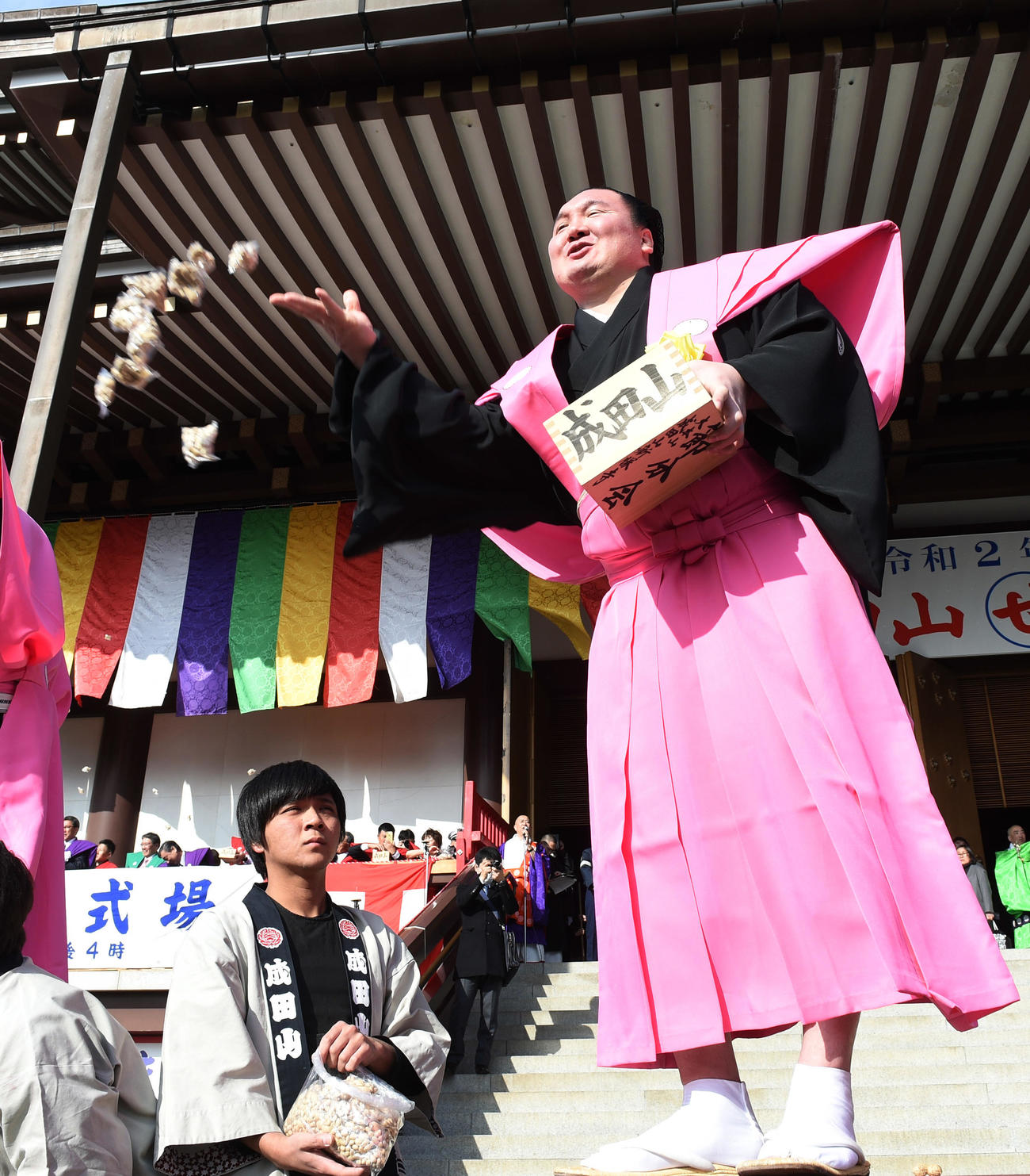 成田山新勝寺で豆まきをする横綱白鵬（撮影・柴田隆二）
