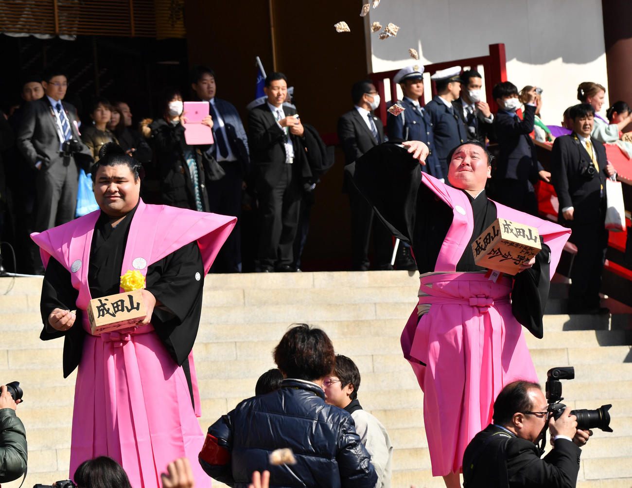 成田山新勝寺で豆まきをする高安(左)と横綱白鵬（撮影・柴田隆二）
