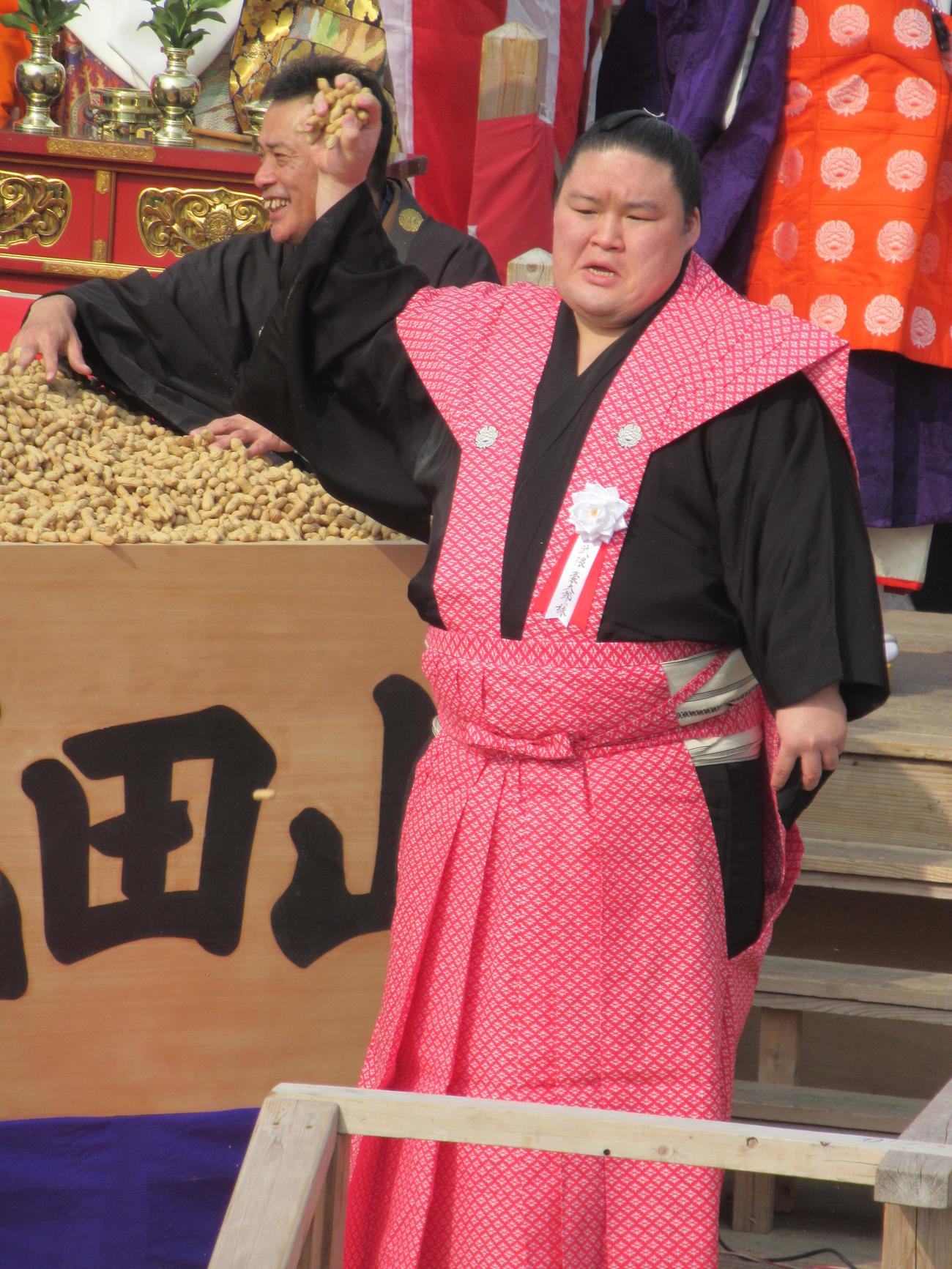 成田山節分祭で豆をまく武隈親方（撮影・実藤健一）