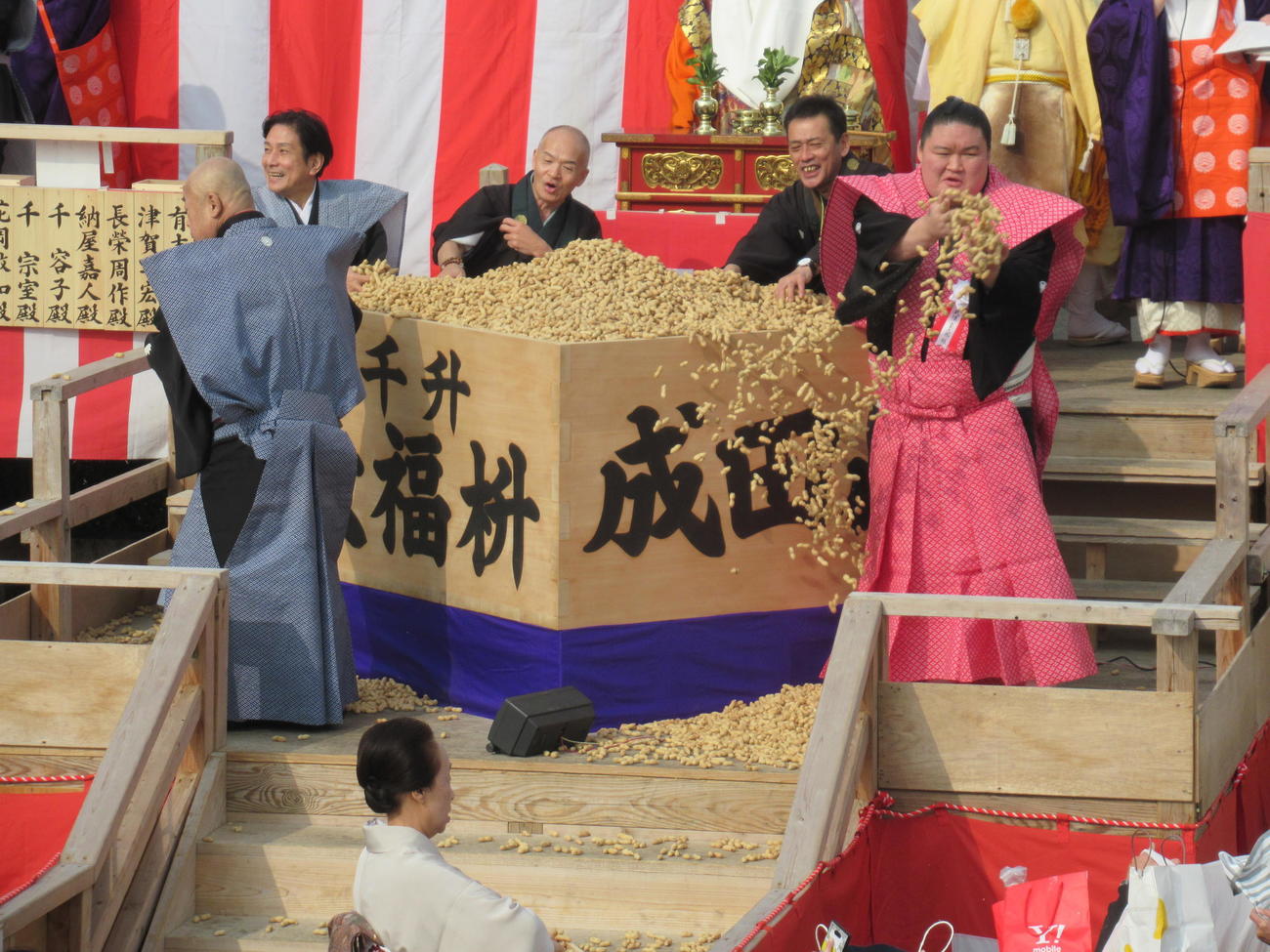 成田山節分祭で豆をまく武隈親方（右）、左から笑福亭鶴志、桂米団治ら（撮影・実藤健一）