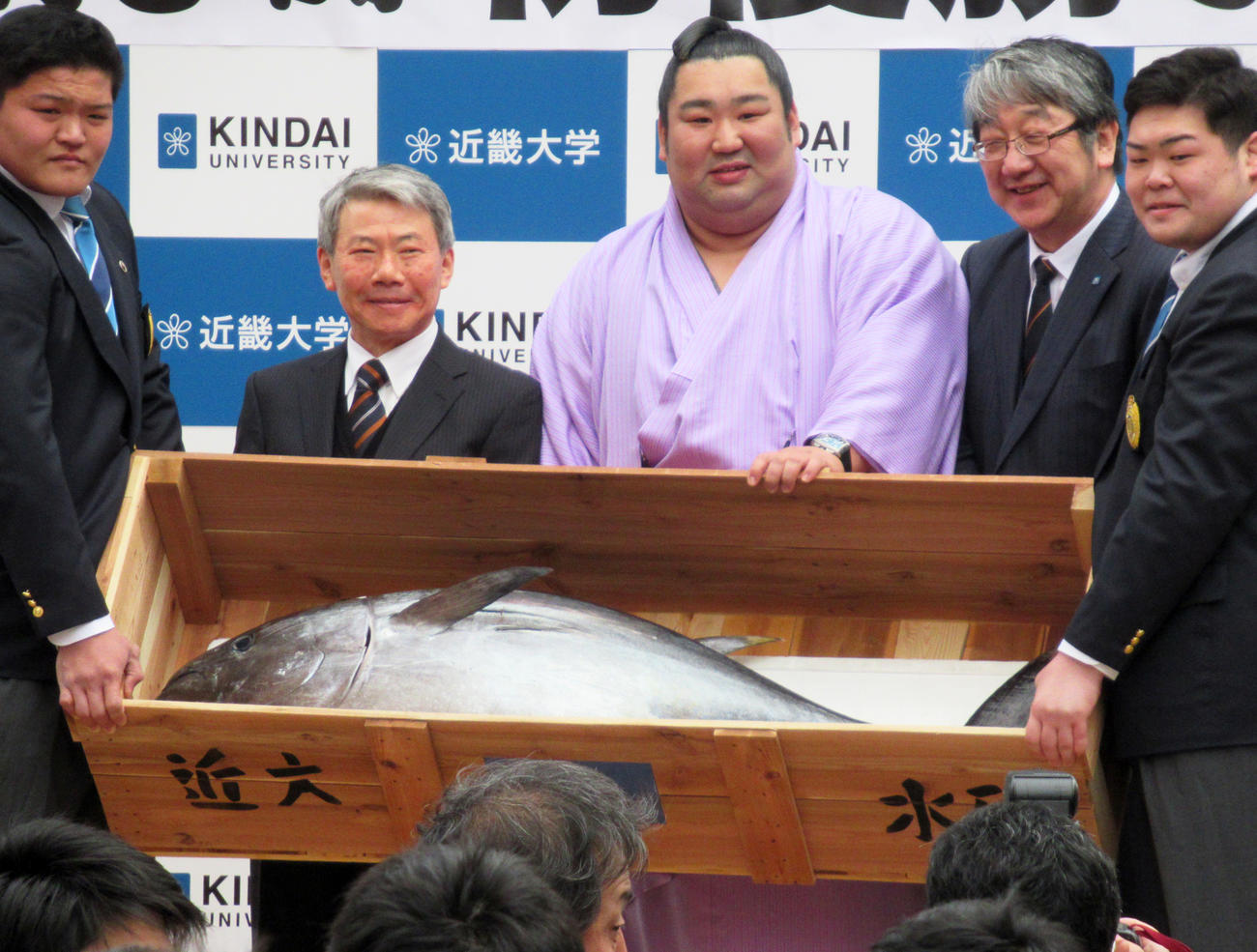 47㌔の巨大近大マグロを贈られた徳勝龍（撮影・実藤健一）