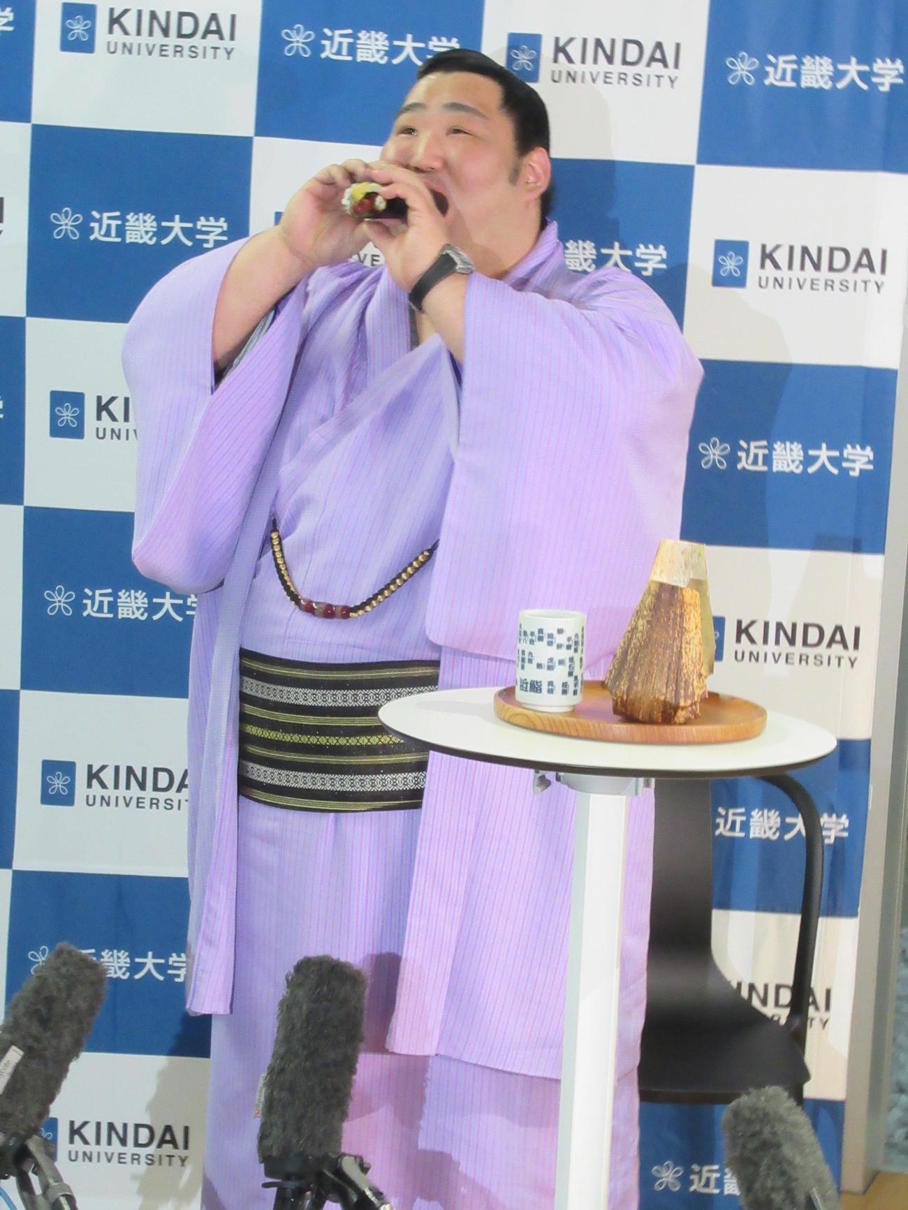 近大まぐろの恵方巻きにかぶりつく徳勝龍