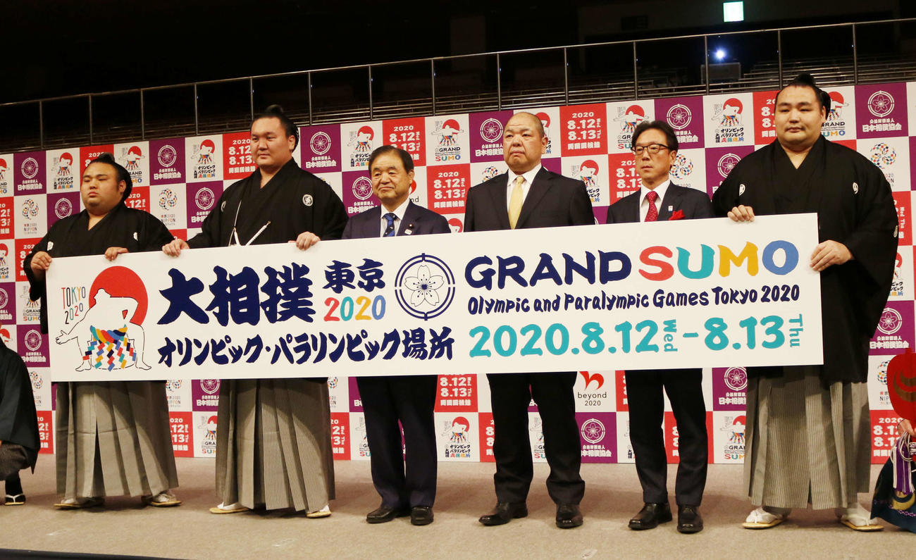「大相撲東京2020オリンピック・パラリンピック場所」PRイベントに参加した、左から貴景勝、白鵬、遠藤利明氏、八角理事長、平田竹男氏、鶴竜