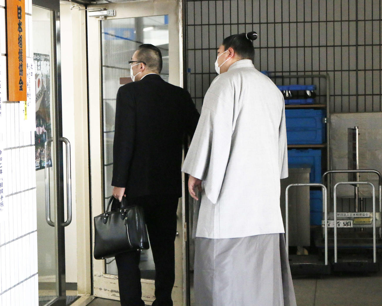 日本相撲協会に謝罪に訪れた阿炎（右）と師匠の錣山親方