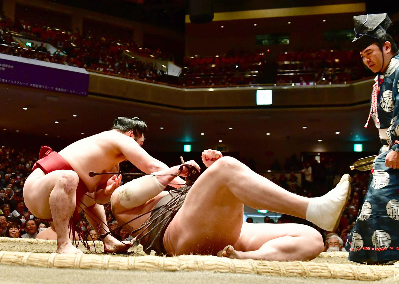 炎鵬は白鵬（右）を下手投げで破る（撮影・小沢裕）