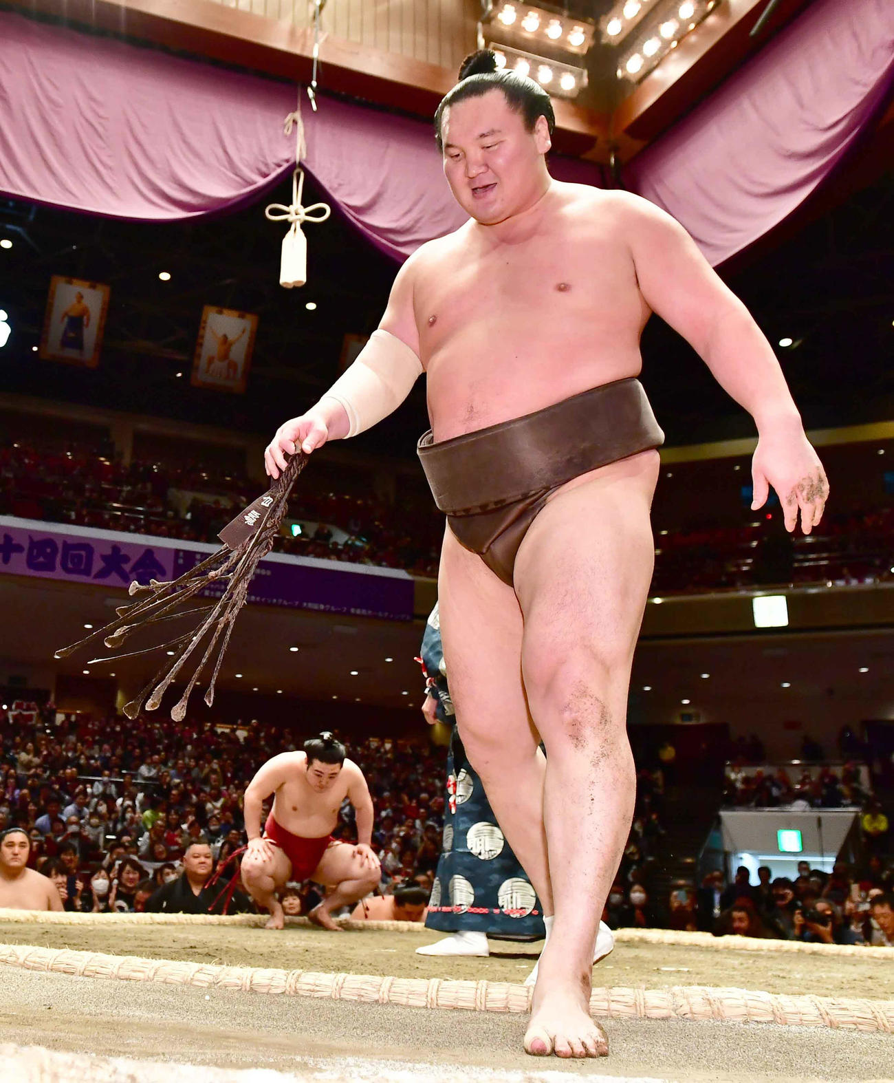 白鵬（右）は炎鵬に下手投げで敗れ悔しそうな表情を見せる（撮影・小沢裕）