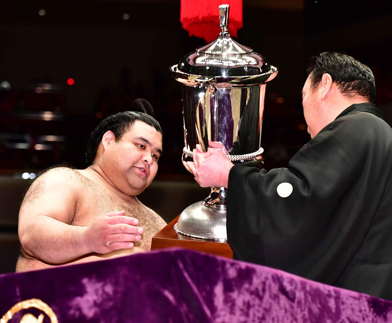トーナメント2連覇を達成し優勝杯を手にする高安（撮影・小沢裕）