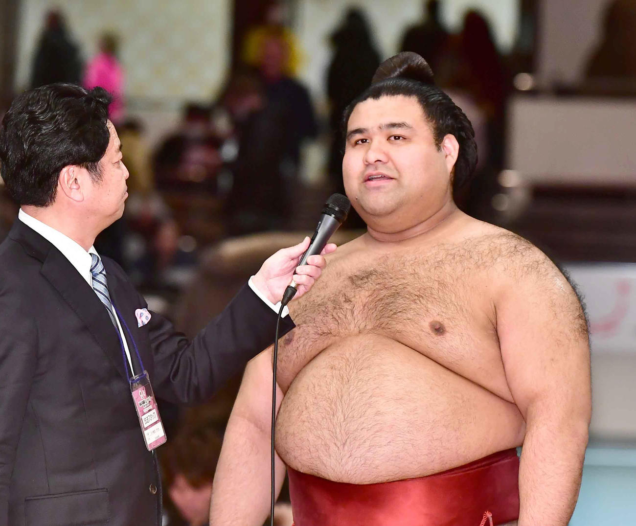 トーナメント優勝を果たし笑顔でインタビューに臨む高安（撮影・小沢裕）