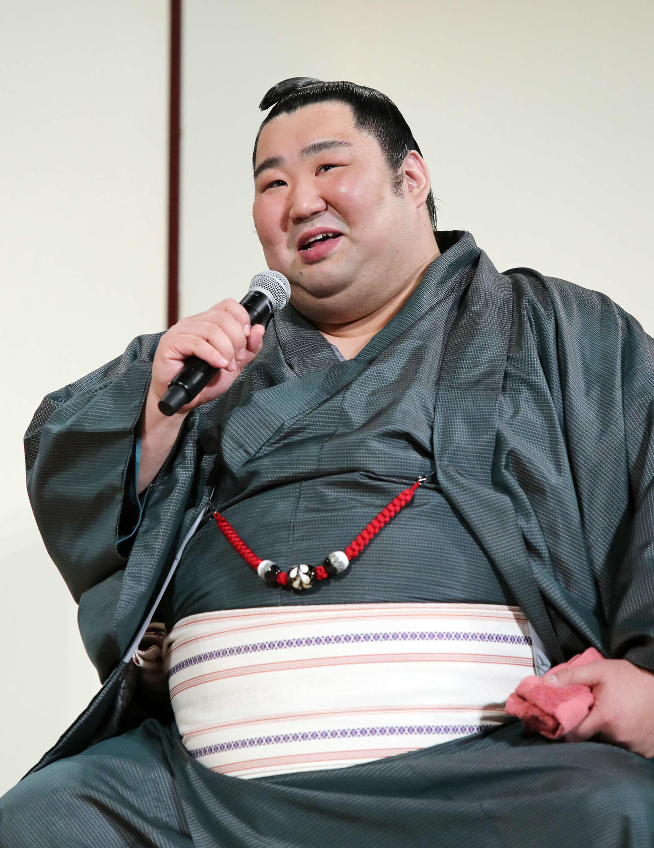 インタビューに答える徳勝龍（撮影・鈴木正人）