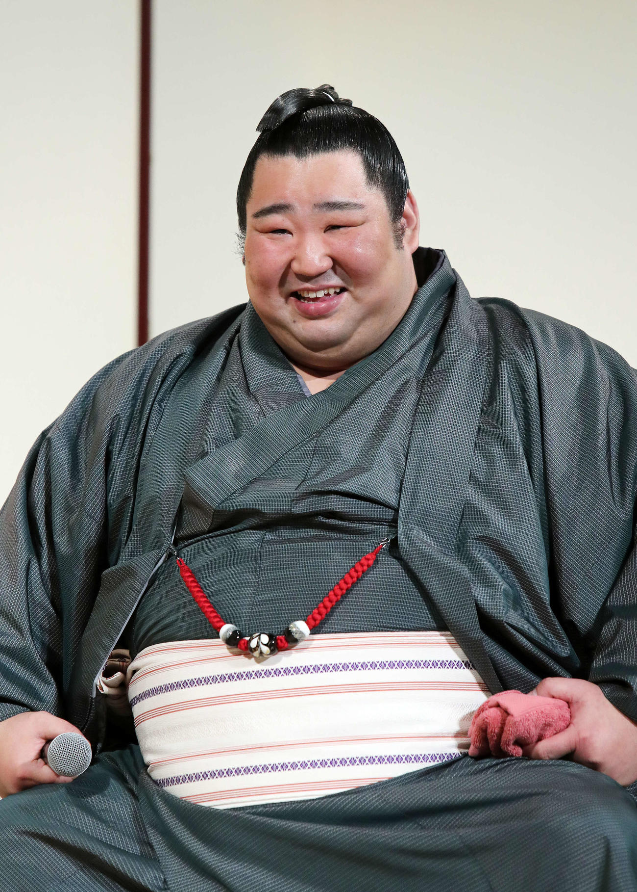 インタビュー時、笑顔を見せる徳勝龍（撮影・鈴木正人）