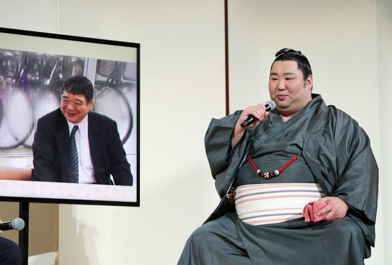 近大相撲部伊東勝人監督（左）の事を語る徳勝龍（撮影・鈴木正人）
