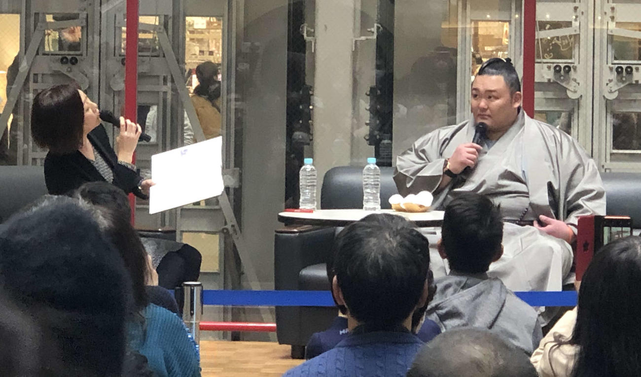 地元でトークショーを行う関脇朝乃山